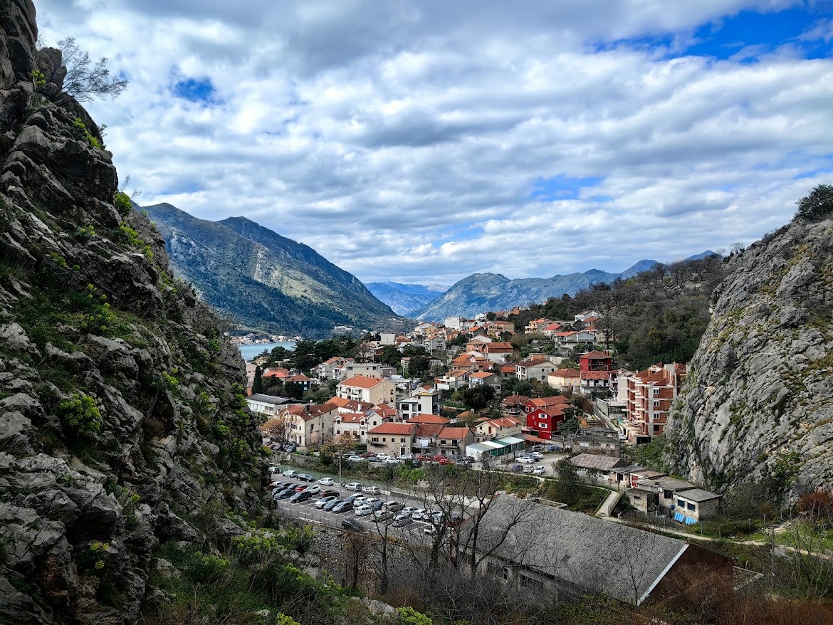 Видите стоянку? пусть она будет ориентиром. Начало тропы неподалеку.