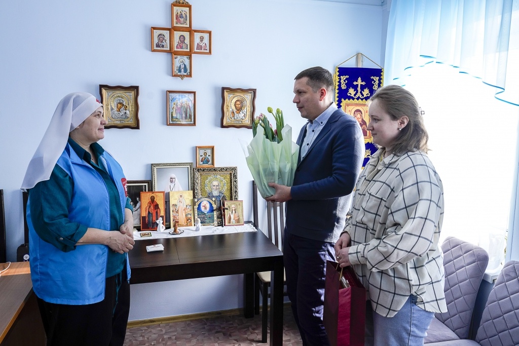    Газета «Новости Югры» поздравила сестер милосердия с наступающим 8 Марта