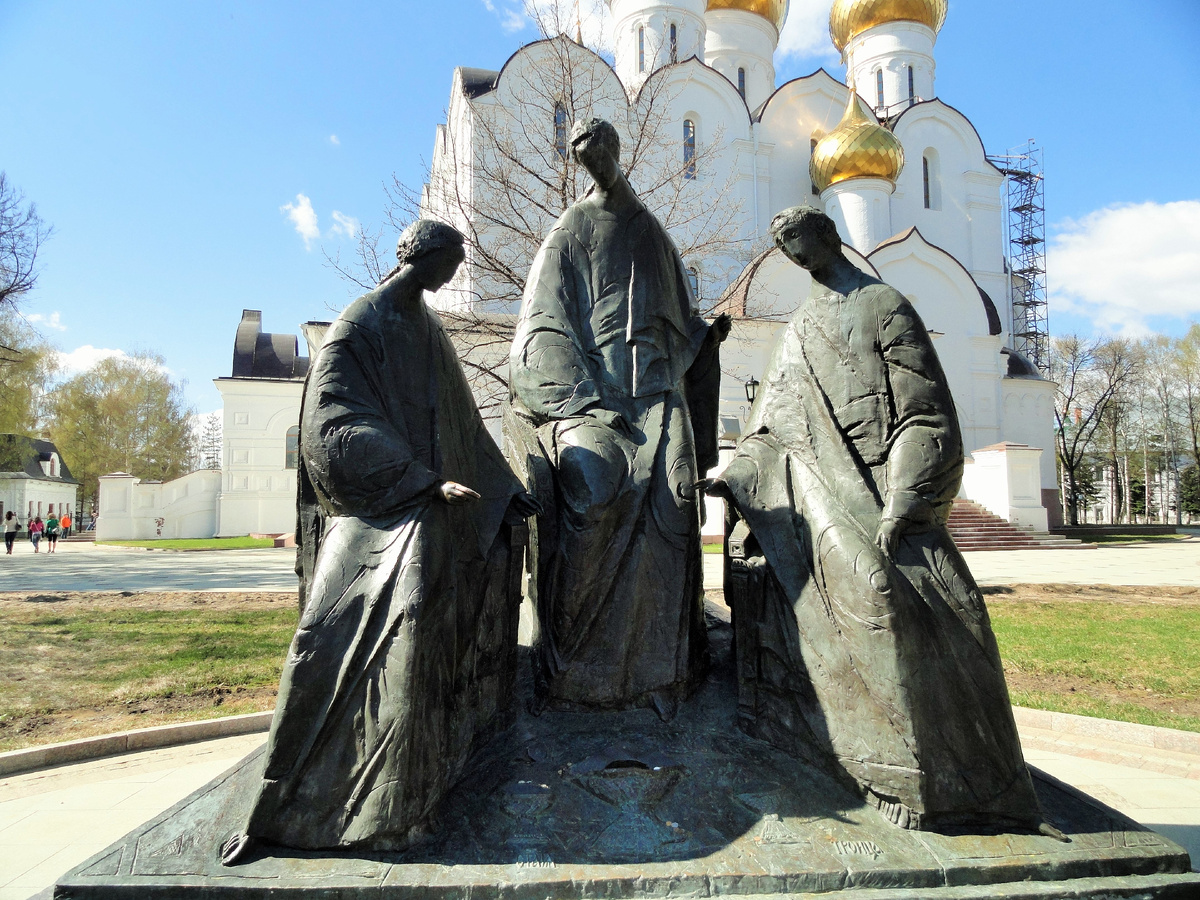 Скульптурная композиция, изображающая Святую Троицу, на площади перед Кафедральным Успенским Собором Ярославля. Фото автора