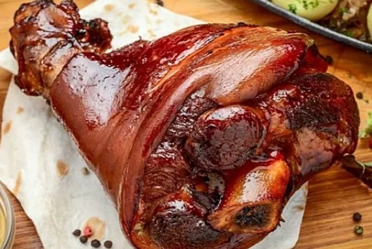 Свиная рулька в рукаве, запеченная в духовке