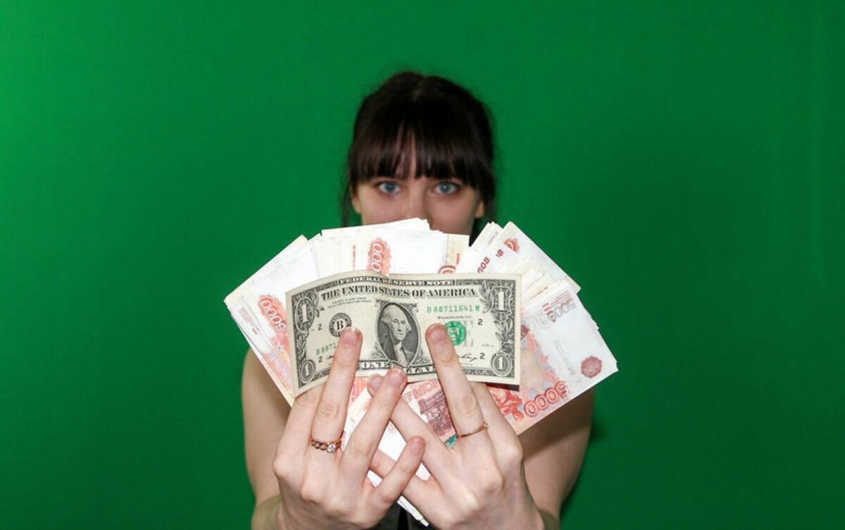    Минфин России приостановит операции с валютой на внутреннем рынке