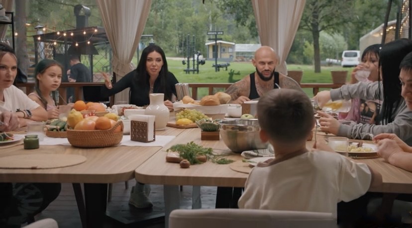 Кадр из шоу "Быть Джиганом и Оксаной", ВКонтакте