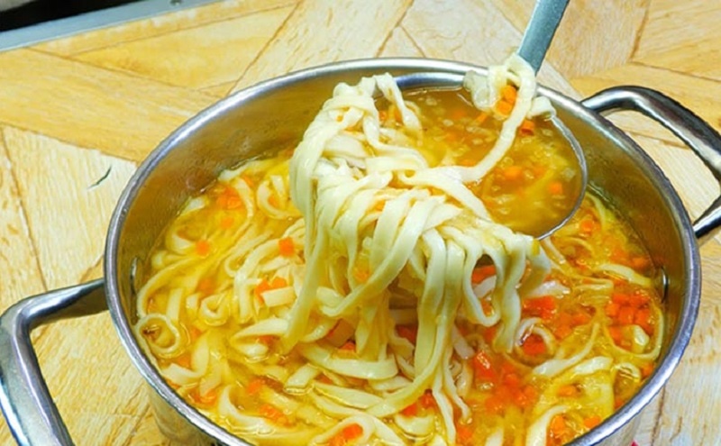Домашний куриный суп с лапшой: семейный рецепт, который согревает душу
