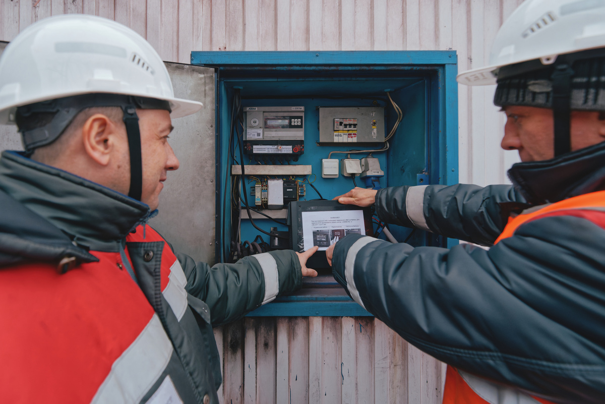 Благодаря предложению Андрея Солецкого и Сергея Козьменко узлы учёта газа на комбинате работают стабильно и без сбоев. Фото Владимира Авдеева / «Медиацентр» 