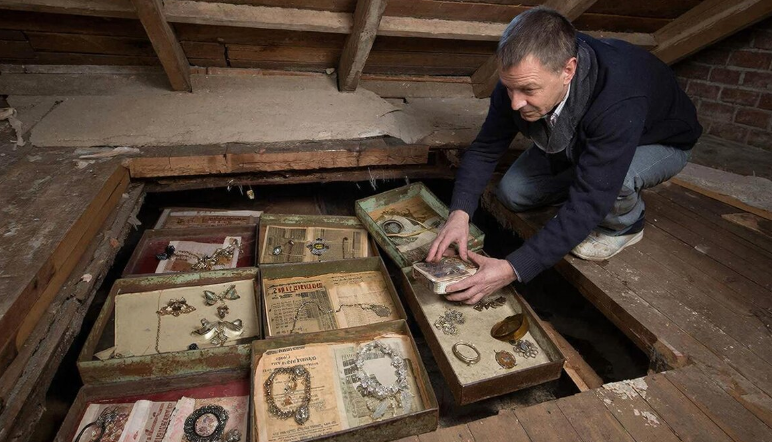 Клад Фаберже пролежал в стенах московского дома почти 100 лет. Его нашли случайно при ремонте
