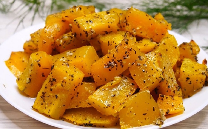 Запечённая тыква с ароматными травами: готовим универсальный гарнир, который понравится абсолютно всем