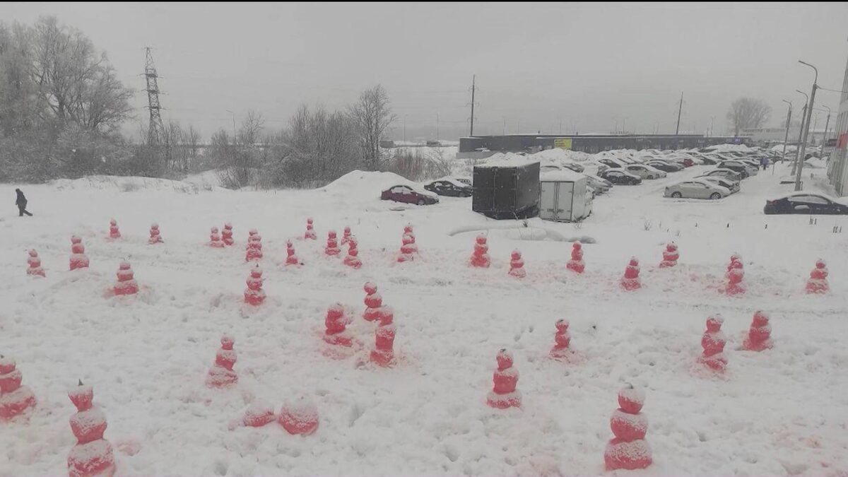    Целую армию красных снеговиков слепили в уфимском Затоне