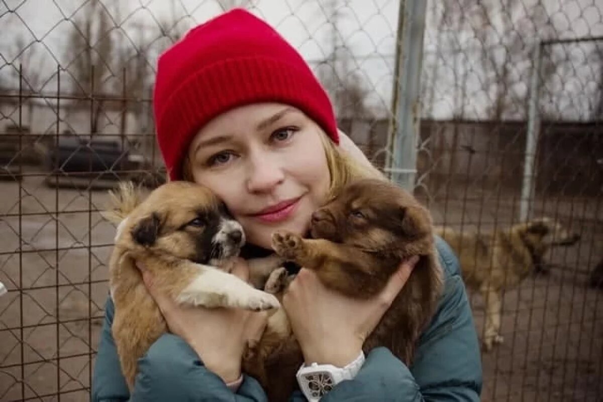    Пересильд с детьми вернулась в Москву из охваченного ударами Дубая