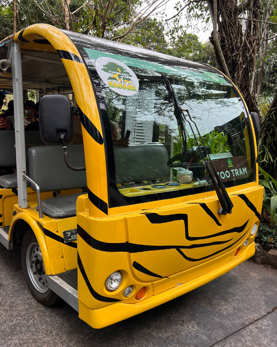 Автобус, который ходит по территории зоопрака / фото автора @tatico_travel