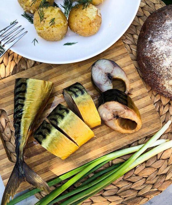 

Всего 4 самых верных признака того, что перед вами полезная рыба, а не продукт химических экспериментов экономного производителя. 

Натурально копчёная скумбрия – золотистая, с лёгким градиентом. Ядовито-жёлтая, глянцевая, будто в лаке – значит, её «коптили» жидким дымом.

Запах должен быть мягким, древесно-копчёным. Если в нос бьёт резкая химозность – это не дым, это экспериментальная химлаборатория.

Хорошая скумбрия – упругая, с нежным мясом. Если рассыпается, липнет к пальцам или, наоборот, плотная, как резина – привет, нарушения технологии!

Состав
Нормально: рыба, соль. 
Подозрительно: красители, усилители вкуса, «аромат копчения». Это не скумбрия!

Контрольная закупка / Мы в MAX