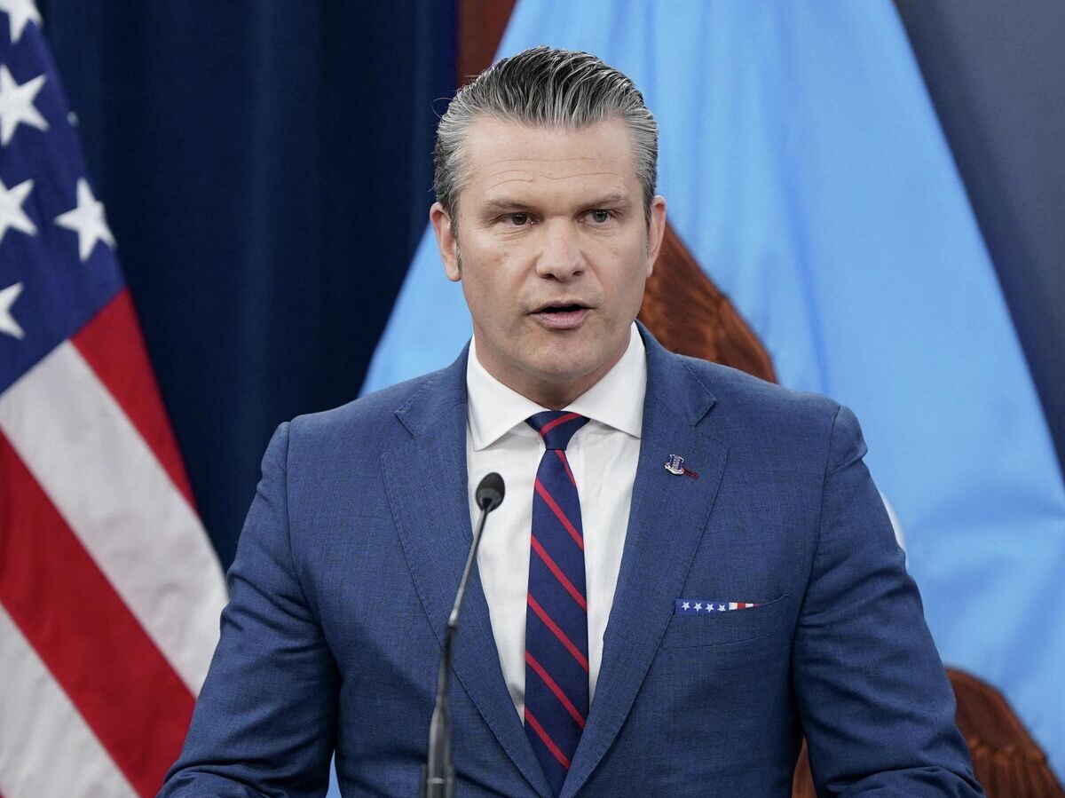    Глава Пентагона Пит Хегсет во время брифинга в Вашингтоне | © REUTERS / Elizabeth Frantz