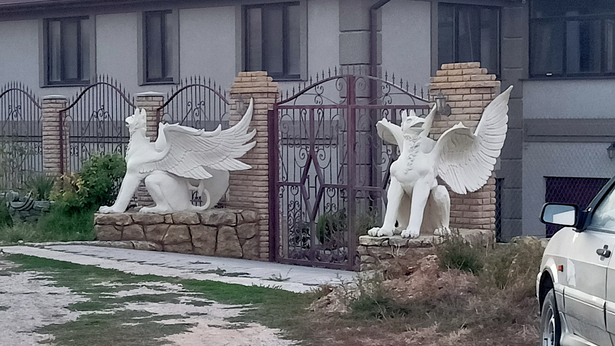 Грифоны в Керчи повсюду. Эти охраняют дом на горе Митридат. Фото автора, 2023 год.