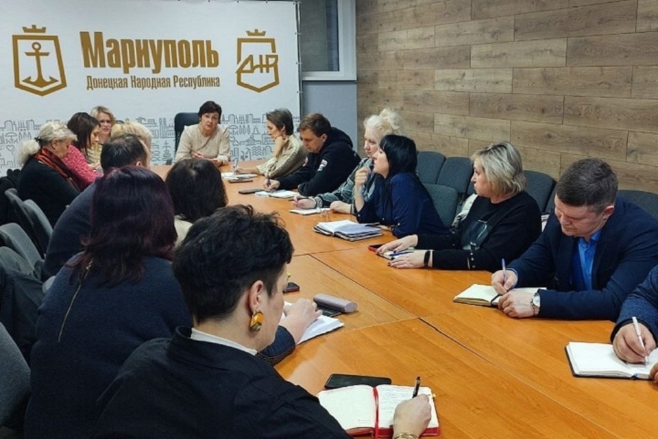    Заместитель главы городского округа Маргарита Полунина провела рабочую встречу с руководителями проектов партии «Единая Россия» по Мариуполю. Фото: Администрация Мариуполя