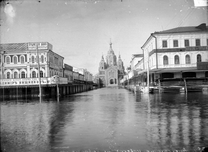 В центре кадра — собор Александра Невского. Фото: Максим Дмитриев, pastvu.com