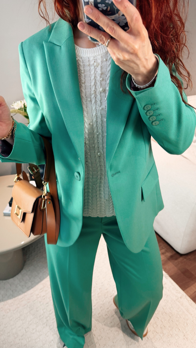 Мятный костюм и ажурный топ с жемчугом. На мне всё в 42 размере. 