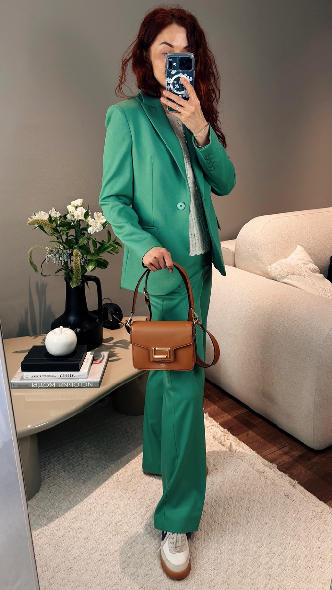 Мой рост 169 сантиметров. На мне 42 размер и брюки сели просто идеально. 