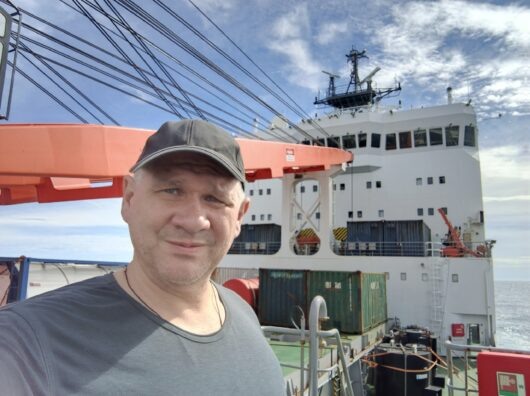    Александр Деркунов на палубе корабля "Академик Трёшников" // Фото: https://vk.com/derkunow