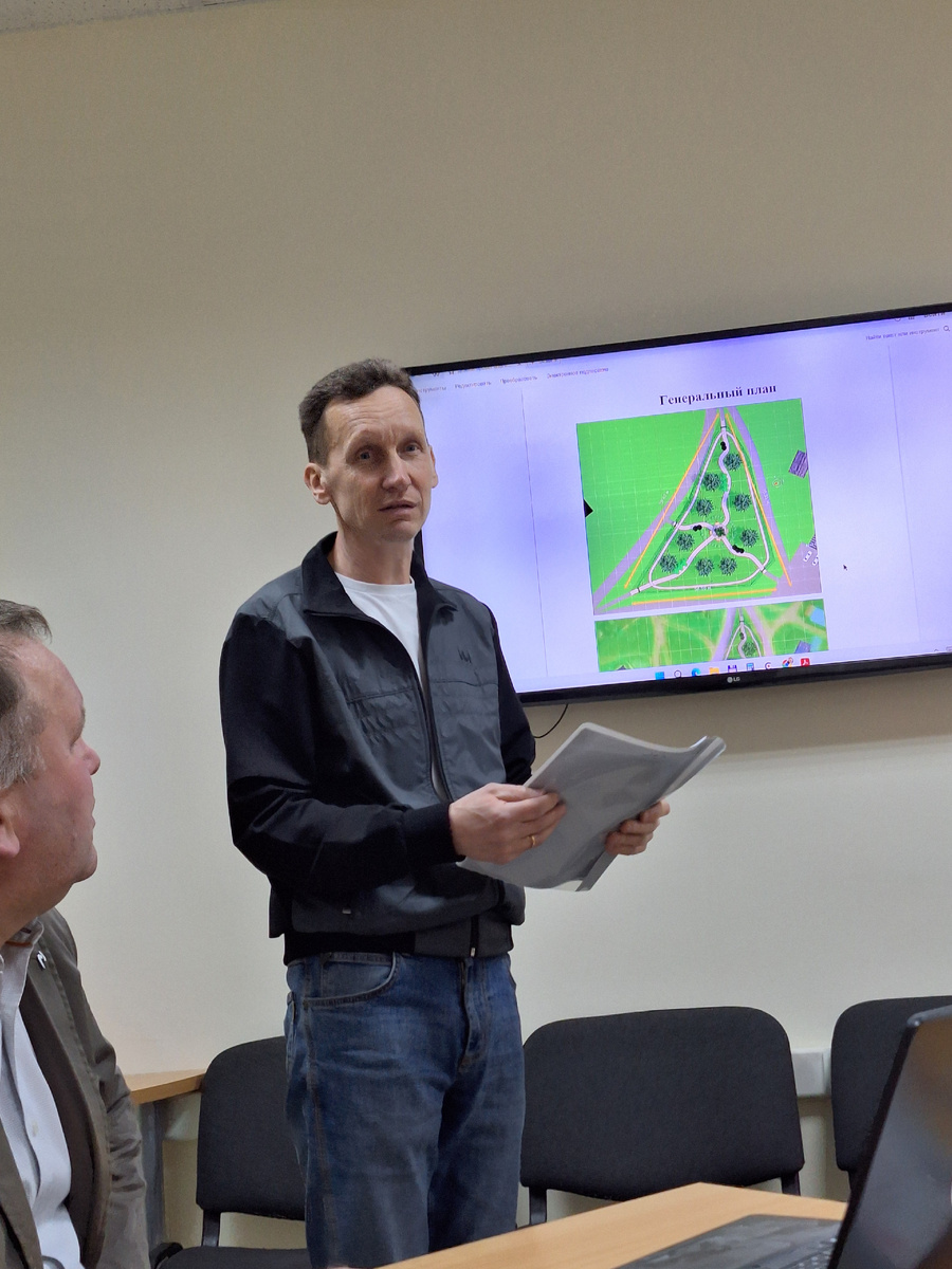 Реальное общственное место в виде треугольника нужно было разработать здесь. Всё продумано, осталось только реализовать. В центре высокое дерево, по периметру сосны, ещё светильники и скамейки. Да, дорожки или бетон, или брусчатка будет. Важно, что это хотят реализовать, и ещё одним участком на земле будет уютнее.