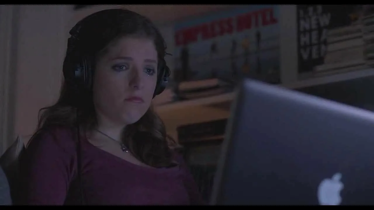 Кадр из фильма "Идеальный голос" (2012). Эмоции Беки от саундтрека