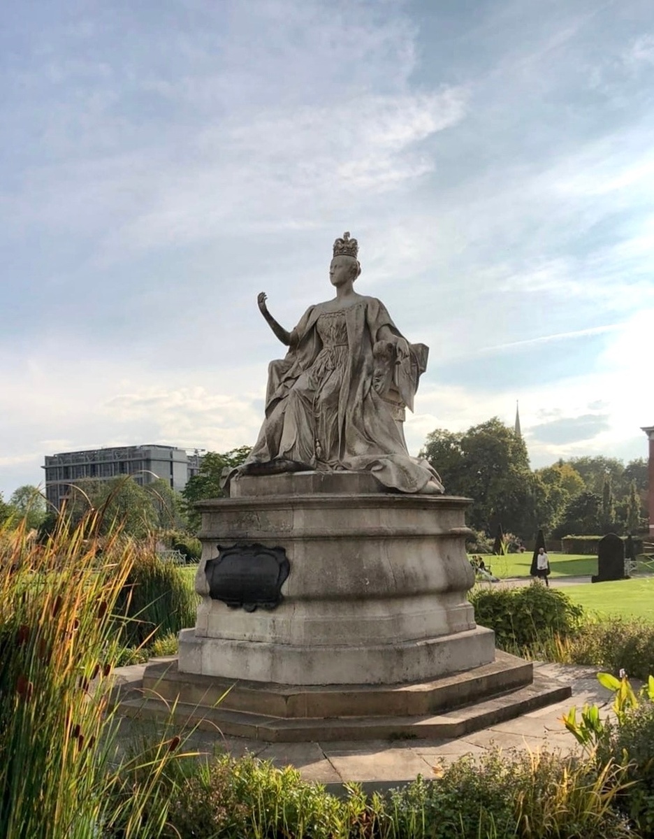 Памятник королеве Виктории в садах Кенсингтона