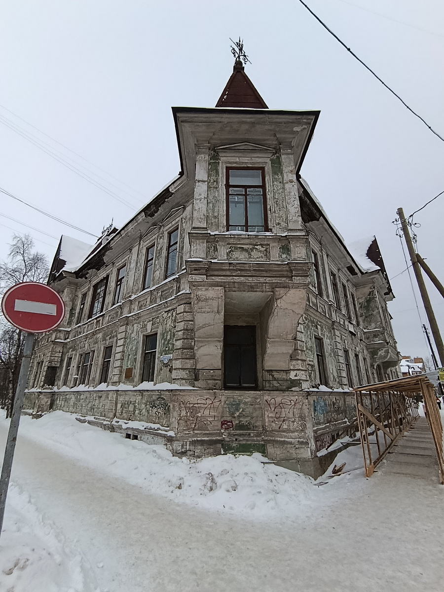 Фото  красивого но обшарпанного исторического здания в Архангельске (Поморская улица), чтобы "нагнать жути" в начале статьи 