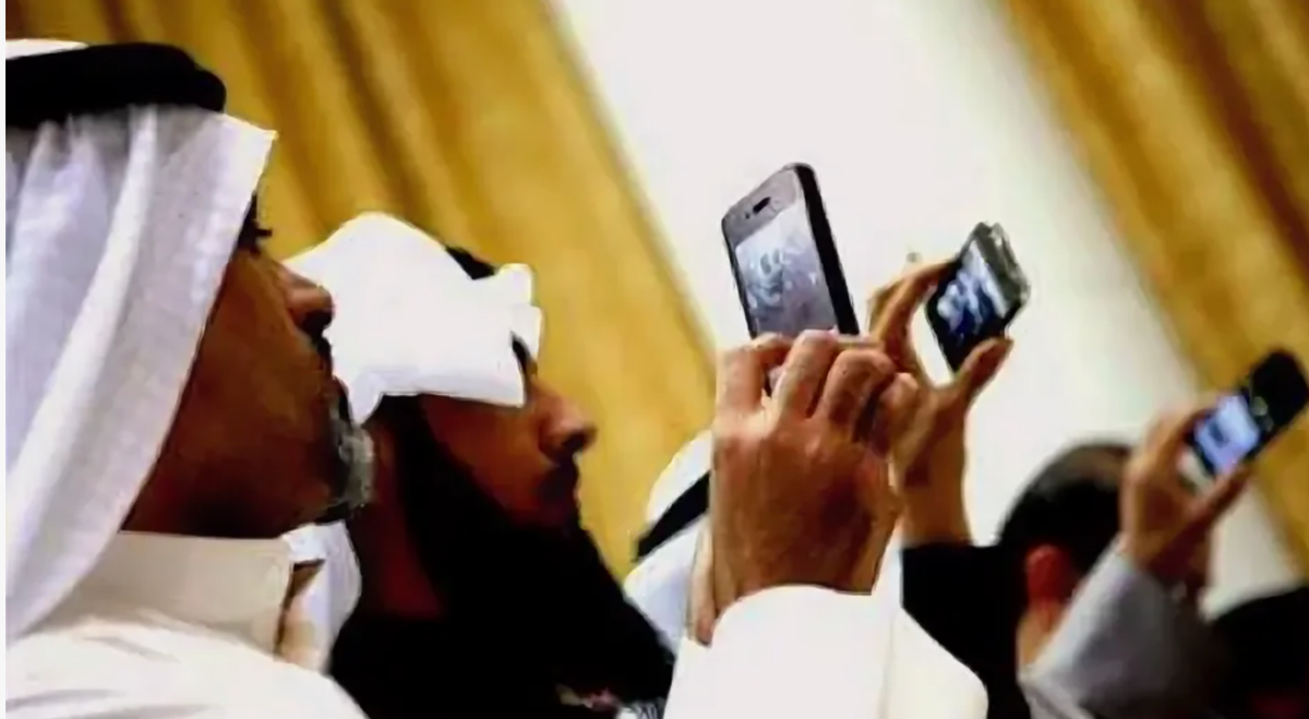 Арабы выражают протест на весь мир против иранских обстрелов. Через мобильный интернет.