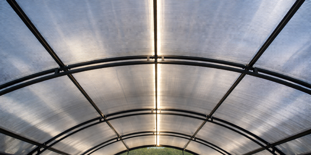 Выбираем идеальный поликарбонат для теплицы в Москве и МО: толщина, удельный вес и монтаж без ошибок