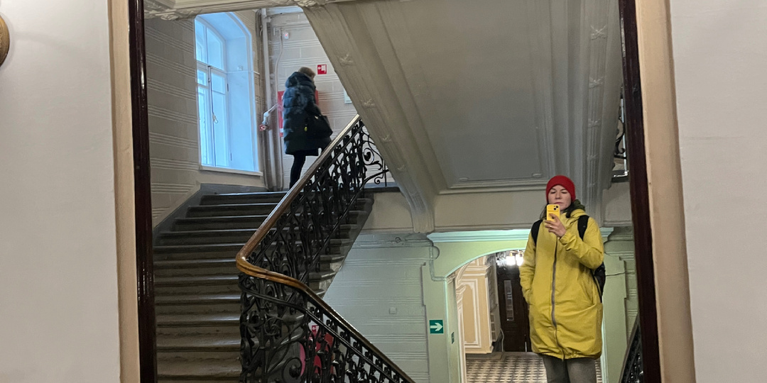 Ещё одна красивая парадная в центре Петербурга, куда можно легко попасть