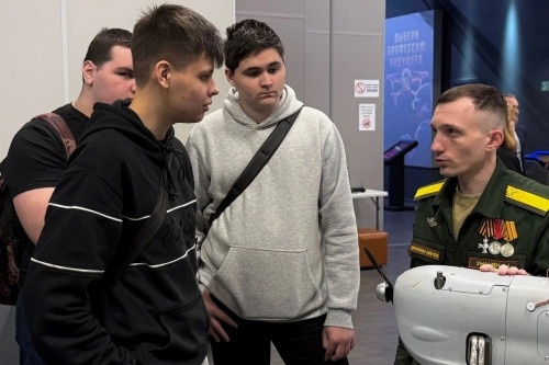    Студенты колледжа знакомятся с строением БПЛА //Фото: https://vk.com/battime