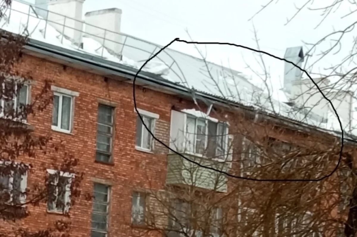    В Туле снежная глыба вырвала с корнем снегорез с крыши дома на ул. Гагарина