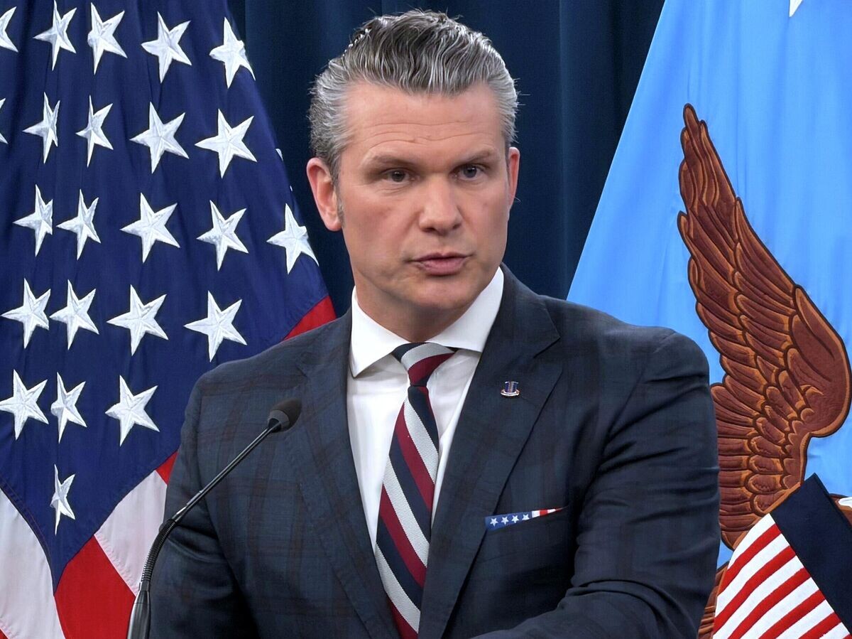    Глава Пентагона Пит Хегсет во время брифинга в Вашингтоне | © AP Photo / Konstantin Toropin