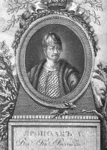 Ярополк был старшим сыном Святослава Игоревича. О его матери история молчит — известно только, что она умерла рано, и воспитанием мальчика занималась бабушка, княгиня Ольга. И это, кажется, определило всё.