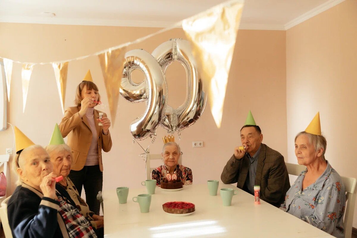 Каждый день рождения мы отмечаем с вкусным тортом и букетом цветов