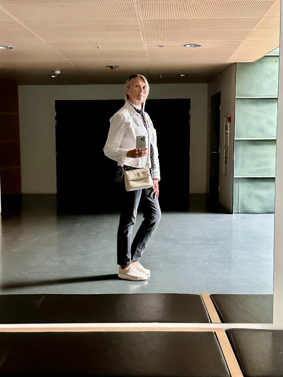 Автор статьи в окружении углов