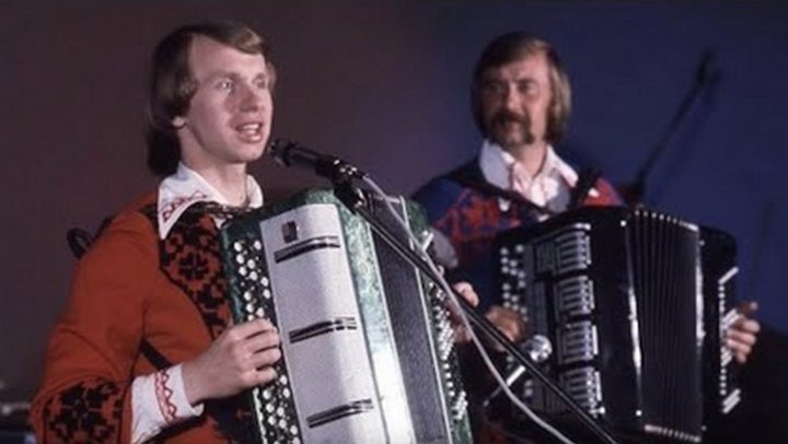 Исполняет Анатолий Кашепаров. На заднем плане - Владимир Николаев