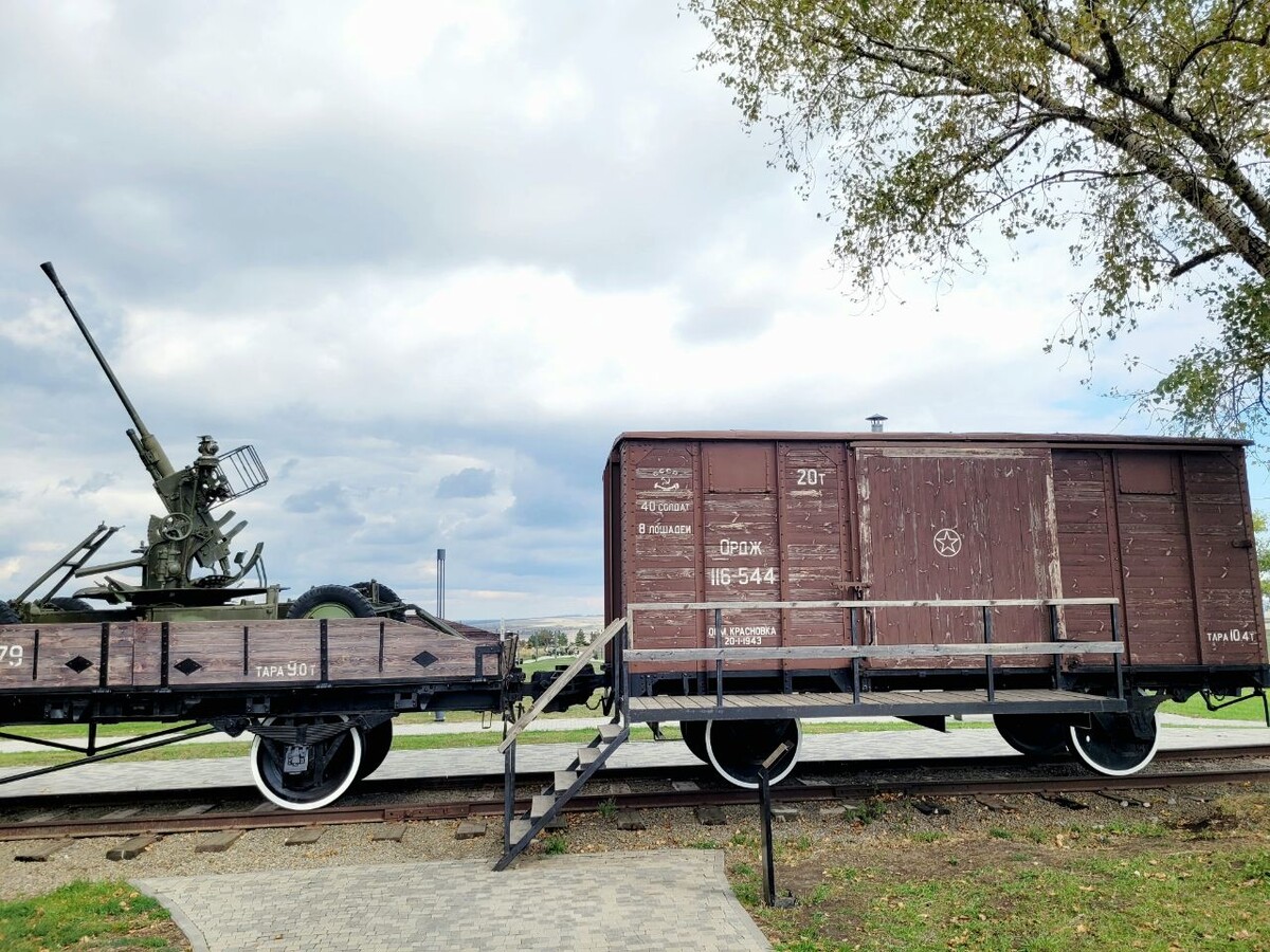 На территории современного мемориала много военной техники