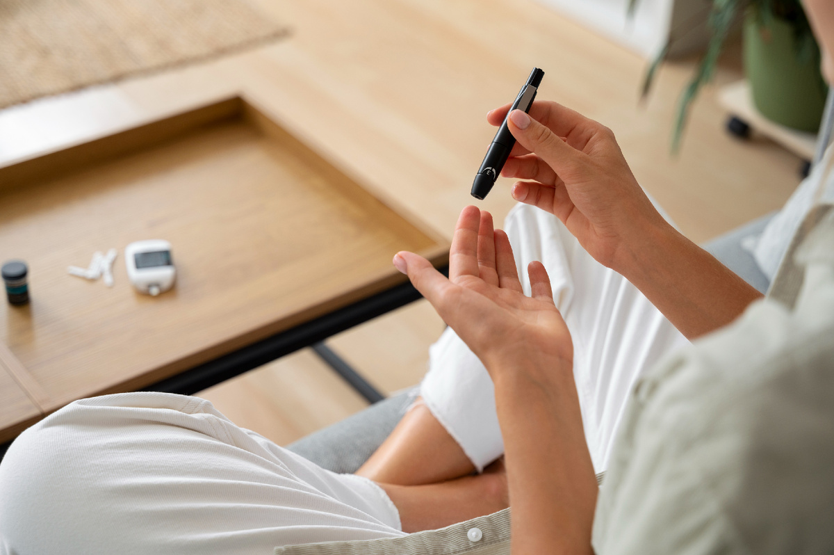 При гипергликемии уровень глюкозы в крови выше нормы. Иногда это кратковременная реакция организма, иногда — признак нарушений углеводного обмена, включая сахарный диабет.