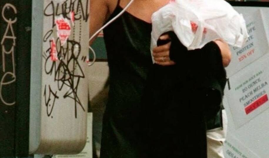 Эпоха чёрных водолазок: чему нас учит стиль Кэролин Бессет, или возвращение к модным истокам