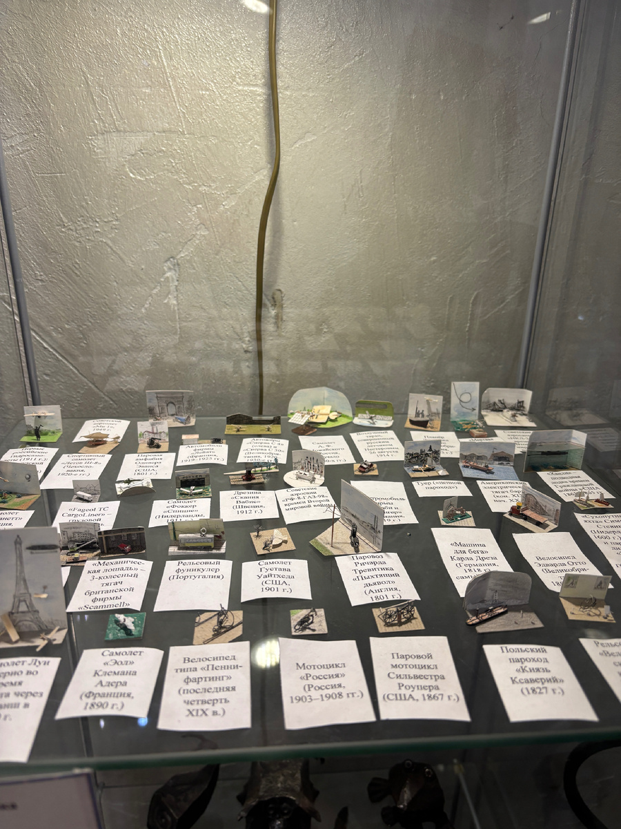 Фото автора. Первая витрина - миниатюрные изделия девятнадцатого-двадцатого веков, которые можно разглядеть невооруженным глазом 