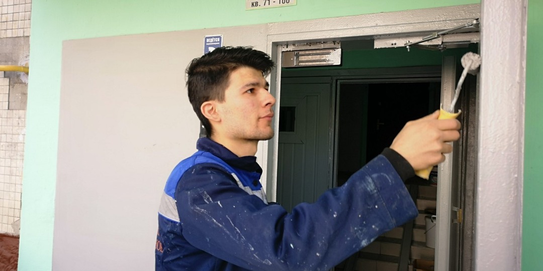 За чей счет меняется дверь в подъезд? Вправе ли УК собирать деньги на замену дверей?