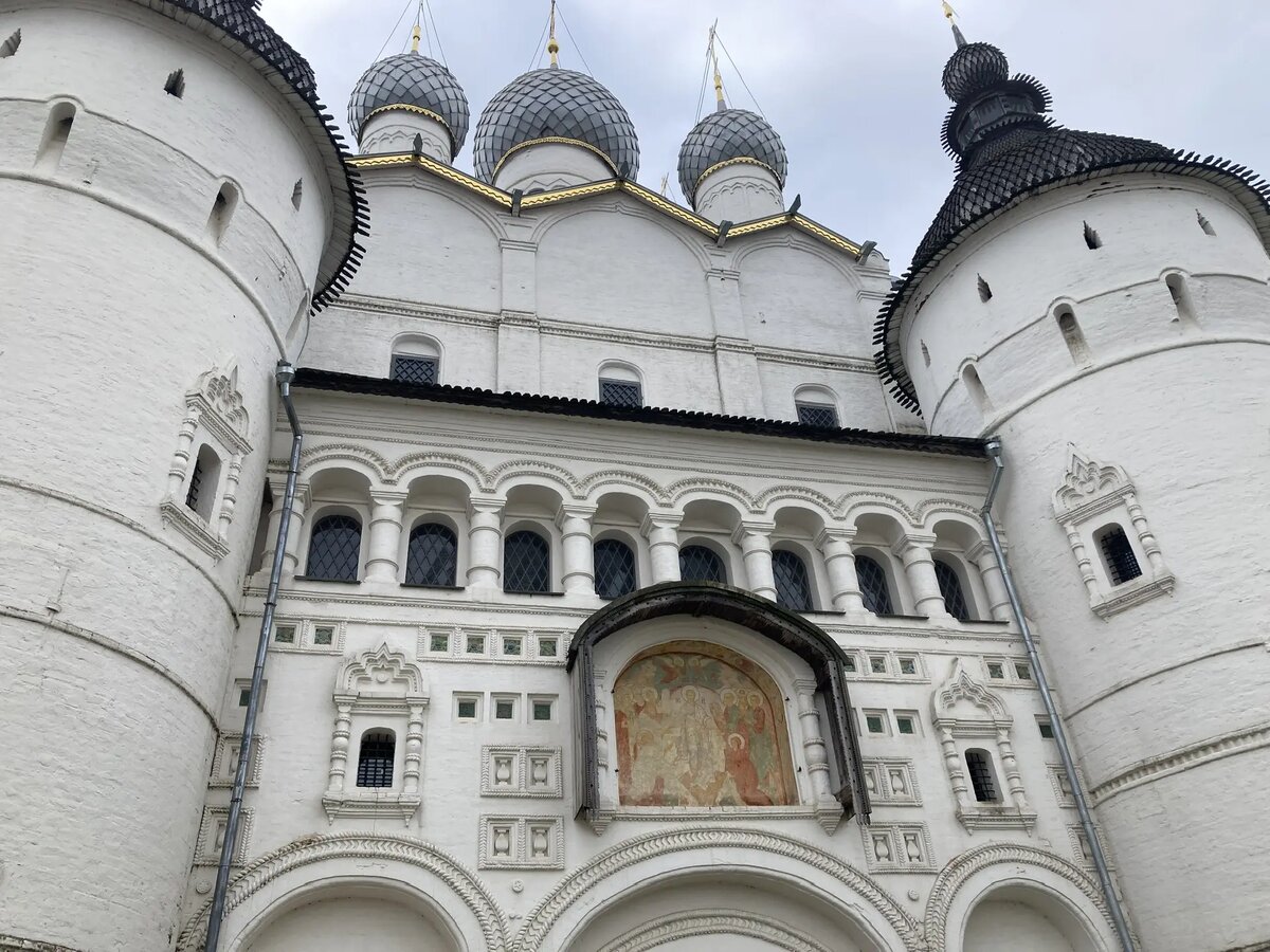 Украшения ворот поближе. На украшения не поскупились