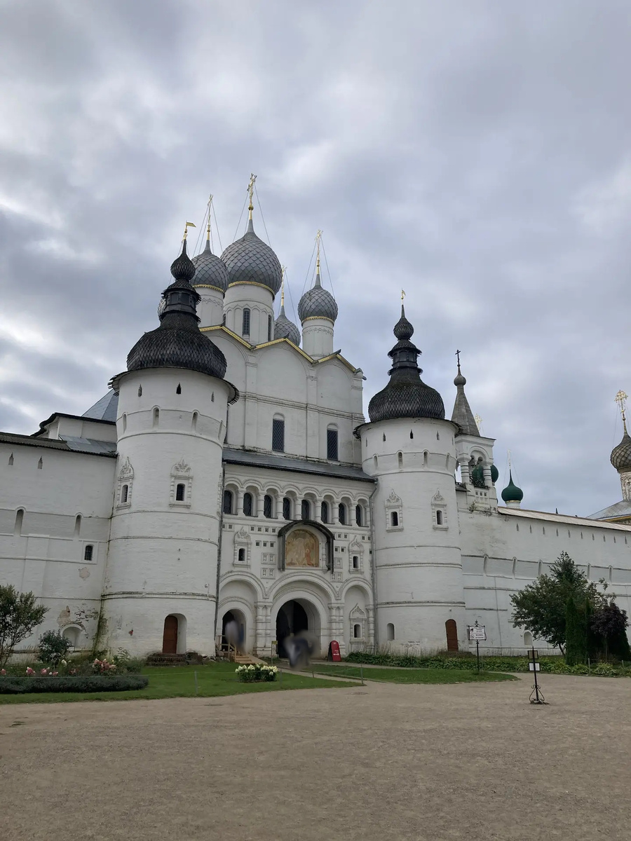 Въездные ворота. Очень большие и монументальные