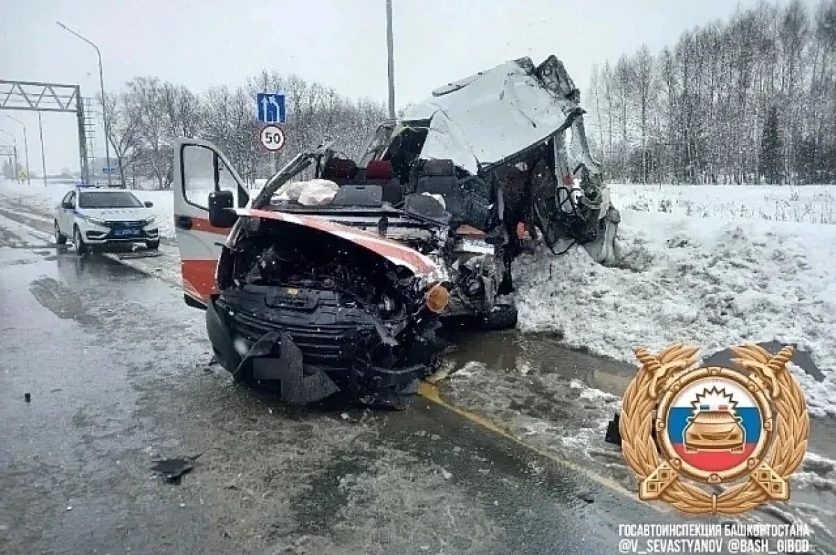    В Башкирии автобус дорожников разбился о припаркованный грузовик