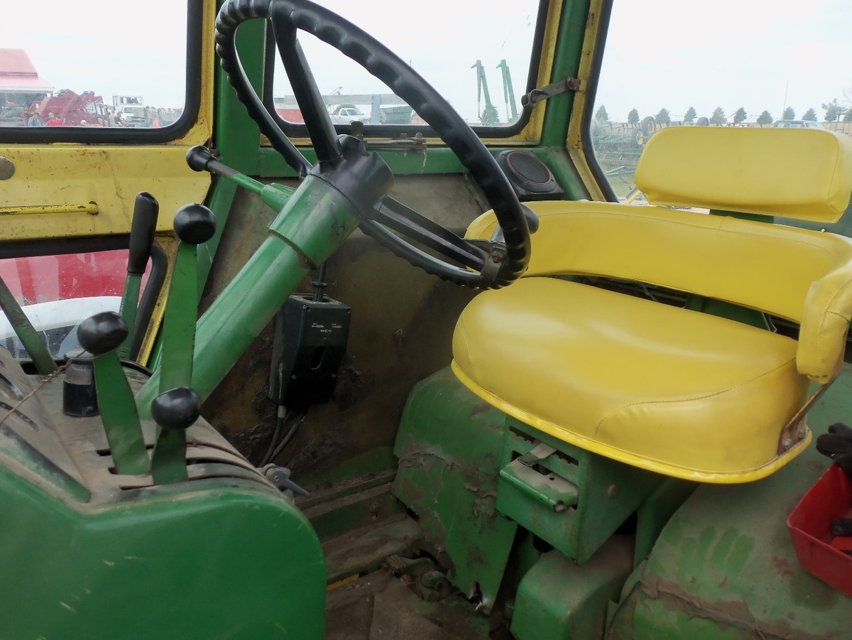 Кабина John Deere 4020. Источник фото: Pinterest.ru