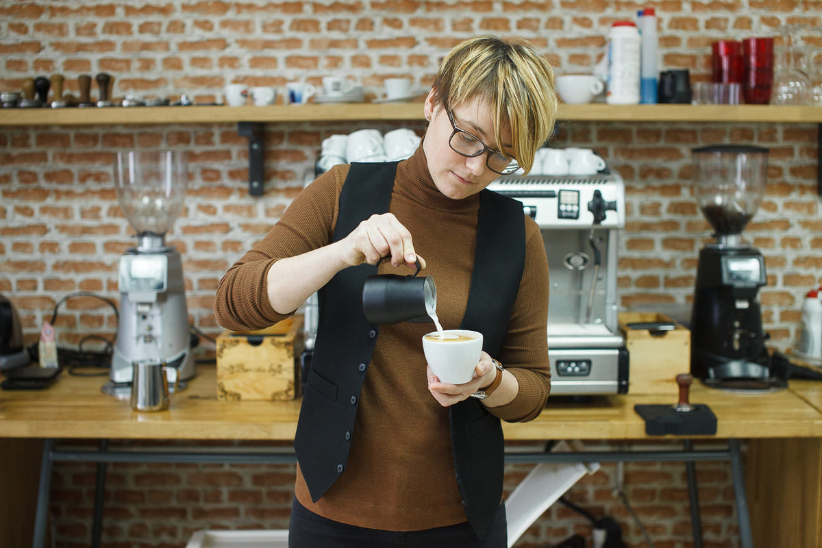Катя Варакса, кофе-тренер в белорусском центре обучения бариста, готовит раф. Фото: barista.by