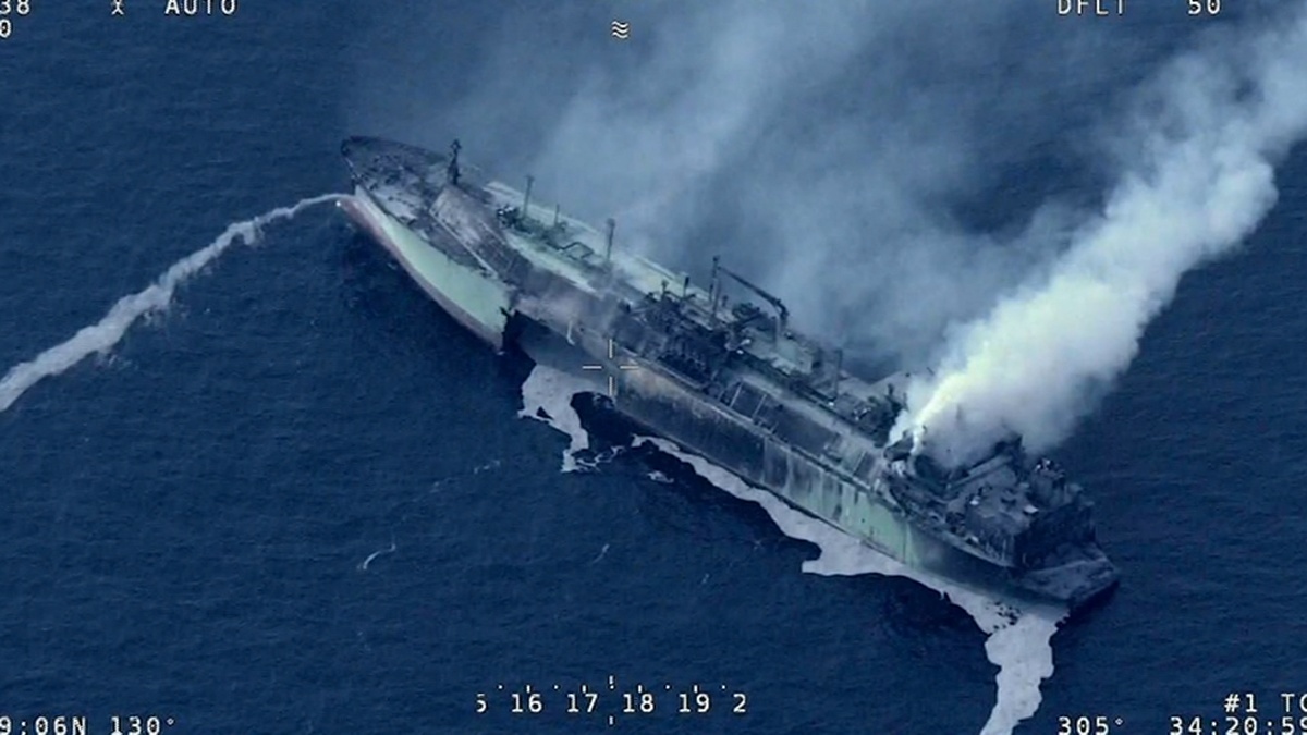    Минтранс: в результате атаки на российский газовоз пострадали два моряка