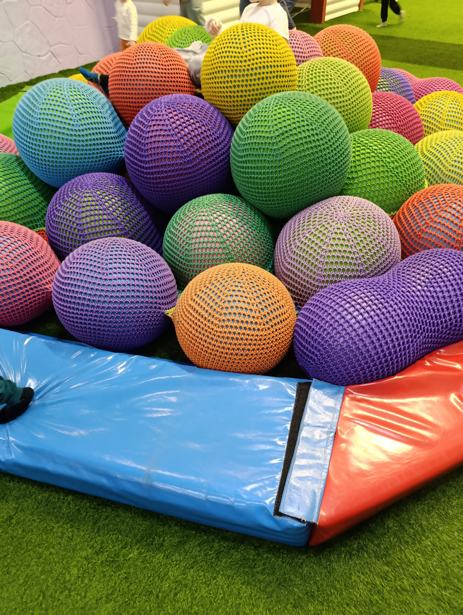 Вот такой должна быть жизнь, как эта гора шариков. Многообразной, цветной, сбалансированной