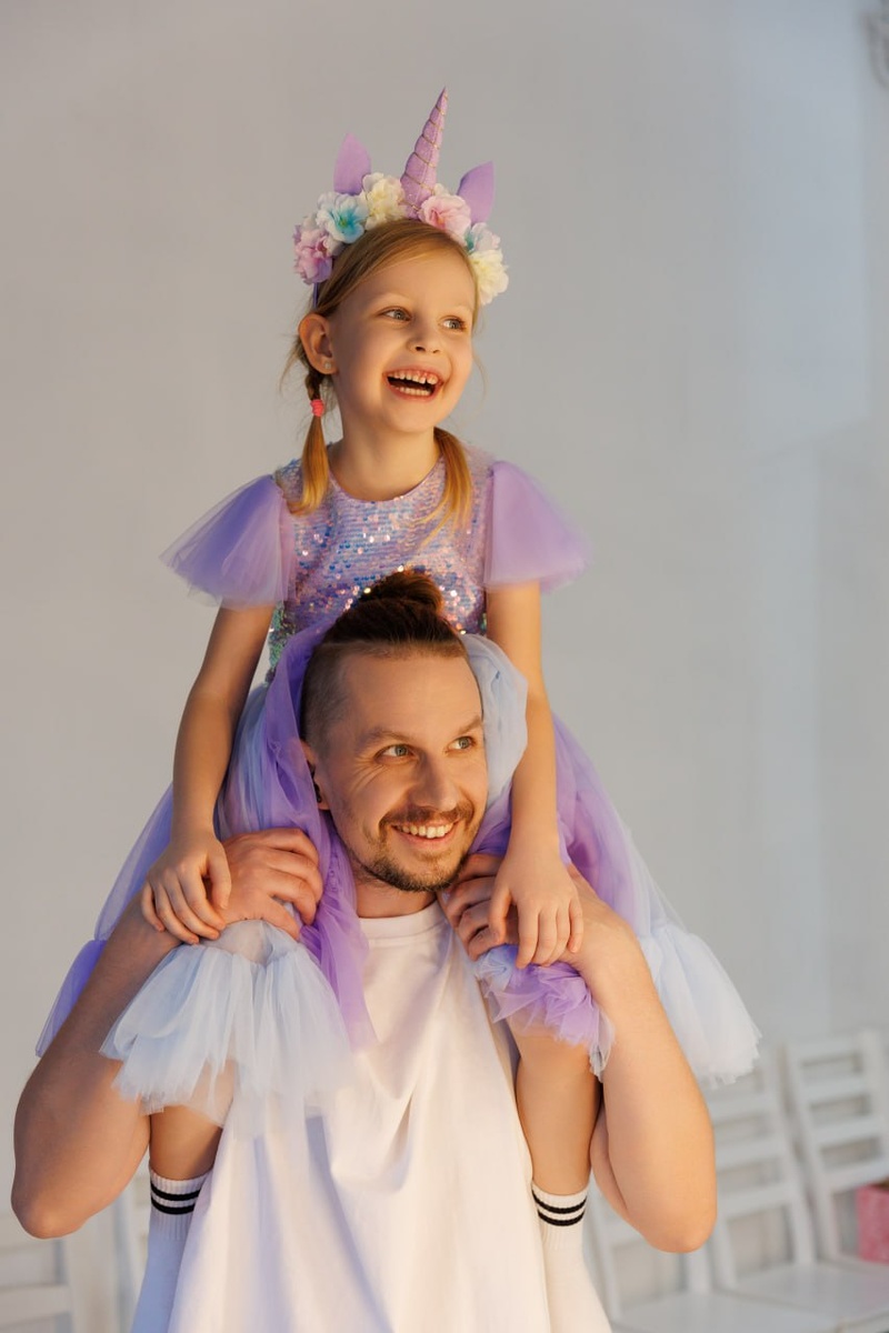 Астрид на своем празднике с папой