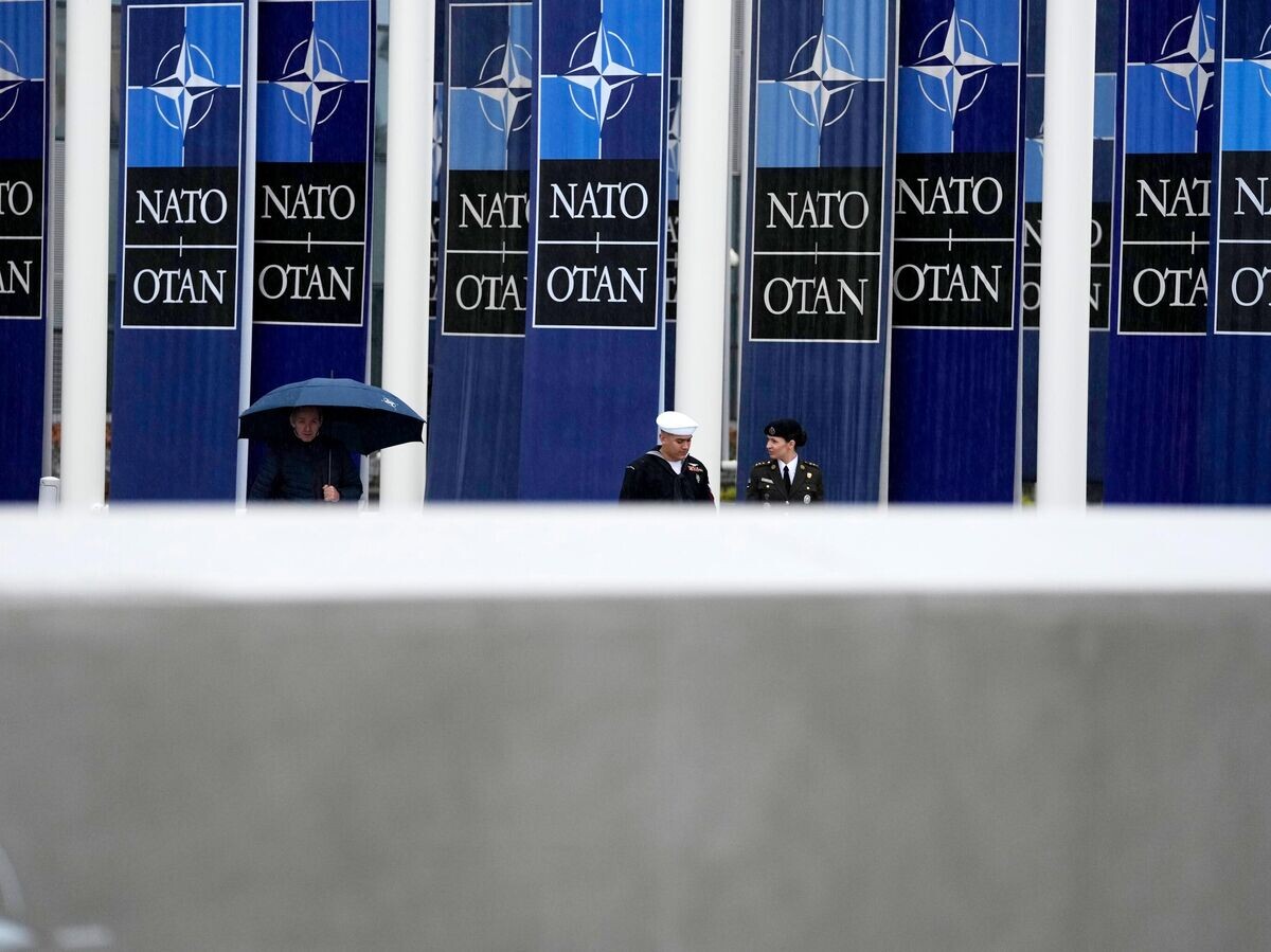    Баннеры с символикой НАТО в Брюсселе | © AP Photo / Virginia Mayo