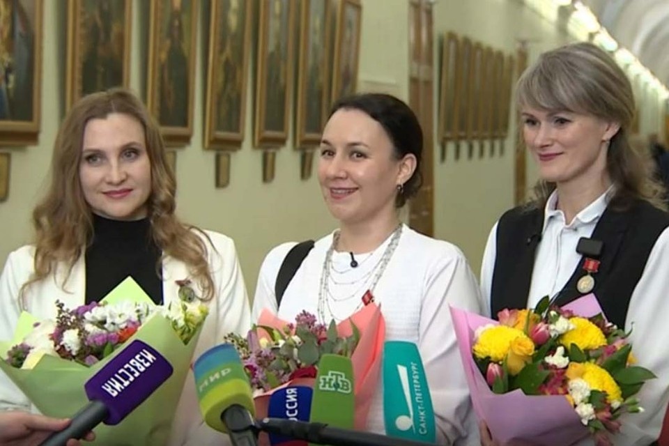    Всего в Петербурге вручили 64 госнаград и поощрений президента России. Фото: Смольный